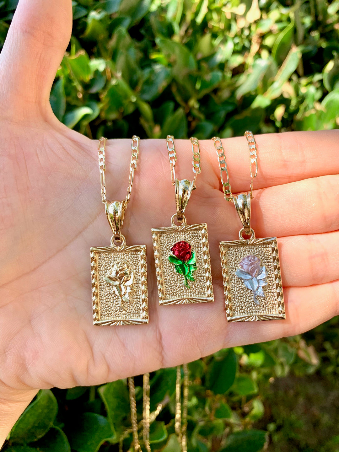 1 Pezzo Collana con ciondolo in lega placcata in oro 18K, delicata, con 12 pietr 1 Pezzo Collana con ciondolo in lega placcata in oro 18K, delicata, con 12 pietr