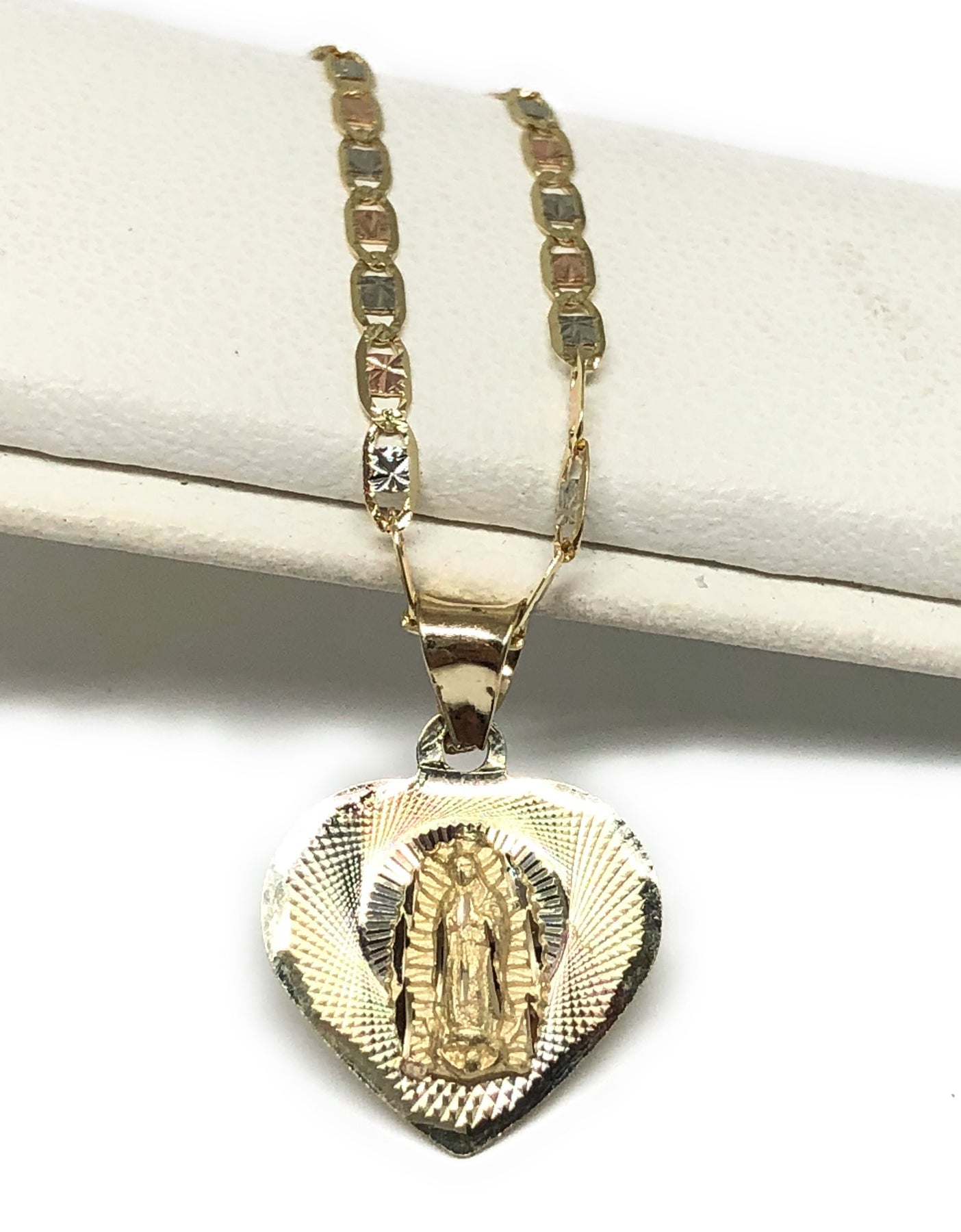 10k oro macizo Tri-Color Virrgin Mary colgante corazón Virrgen – Fran & Co Jewelry