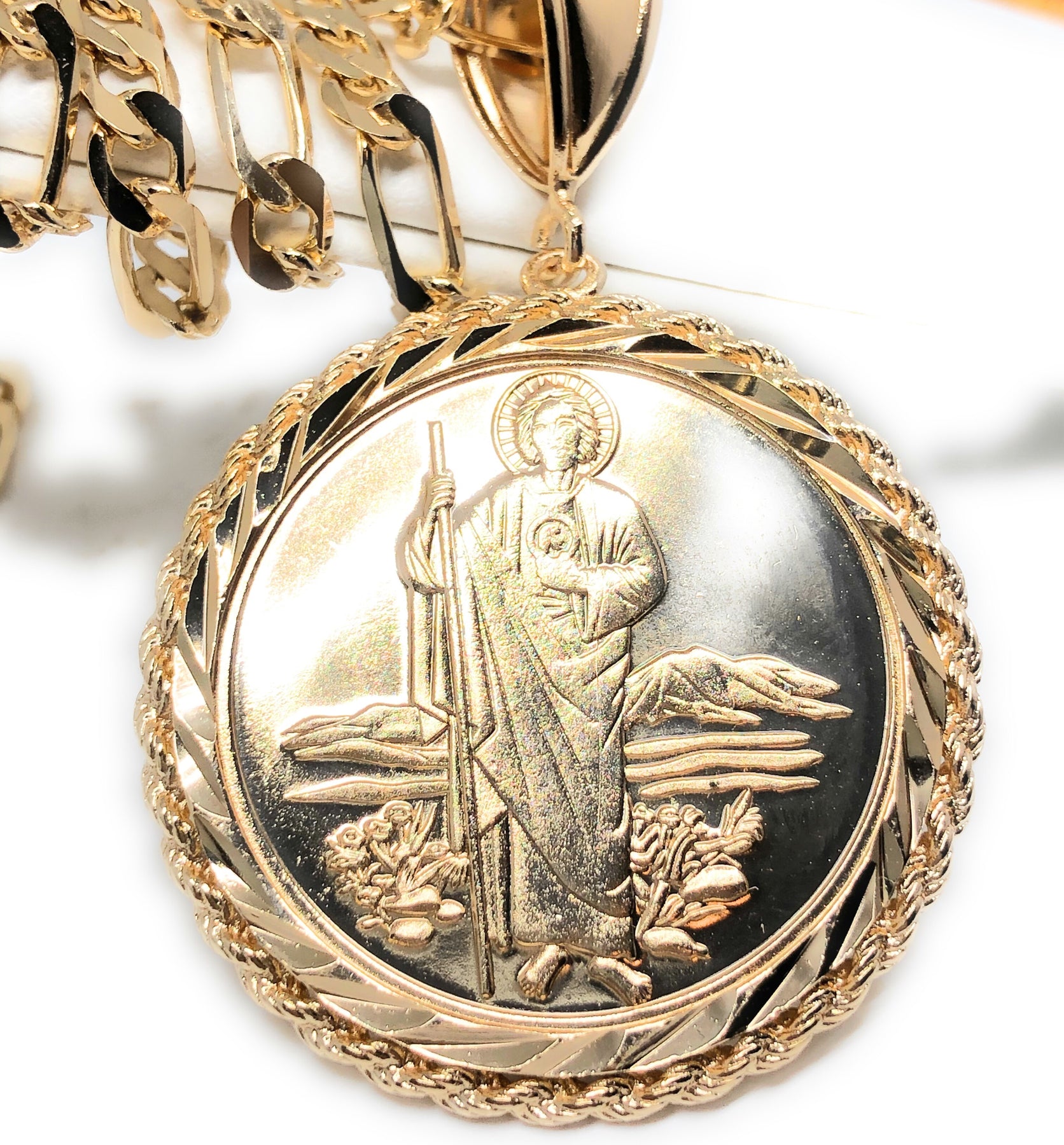 Cadena y medalla de san Judas Tadeo color rosa